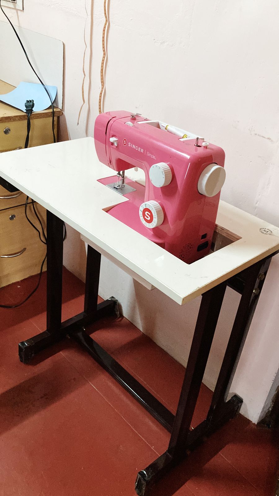Singer Simple sewing machine table